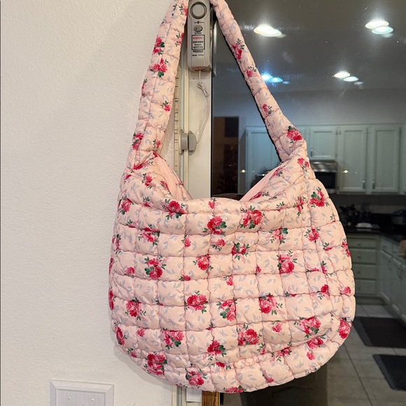 PUFFER FLORAL BRAND NEW PURSE! ๐ - Picture 3 of 7